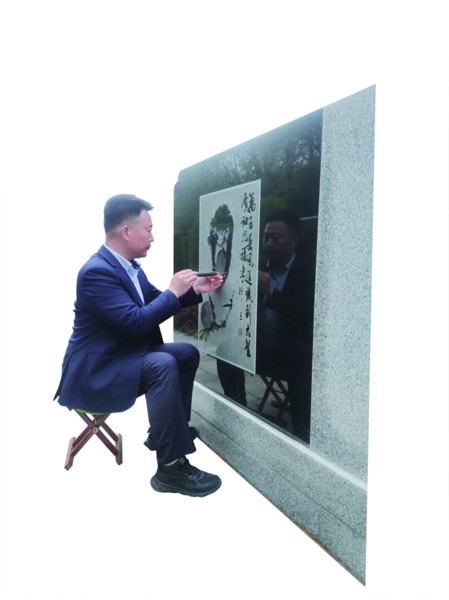 寂静的墓园里,朱建伟在坚硬的石碑上刻画